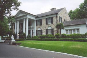 Read more about the article Who Gets Graceland after Lisa Marie Presley‘s Death?